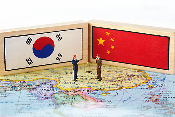 포토 JPG 스튜디오촬영 컨셉 세계지도 지도 비즈니스 한국 사람없음 금융 경제 글로벌 중국 미니어처 비즈니스맨 국기 태극기 사람인형 국내포토 남자 아시아 인형 실내 세계 모형 직장인 파일형식