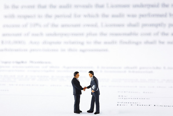 포토 JPG 스튜디오촬영 컨셉 비즈니스 악수 협상 사람없음 경제 미니어처 비즈니스맨 계약 문서 사람인형 계약서 계약체결 국내포토 남자 인형 실내 손짓 모형 직장인 파일형식