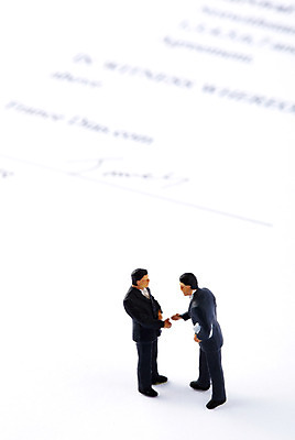 포토 JPG 스튜디오촬영 컨셉 비즈니스 악수 협상 누끼 사람없음 경제 미니어처 비즈니스맨 계약 문서 사람인형 계약서 계약체결 국내포토 남자 인형 실내 손짓 모형 직장인 파일형식