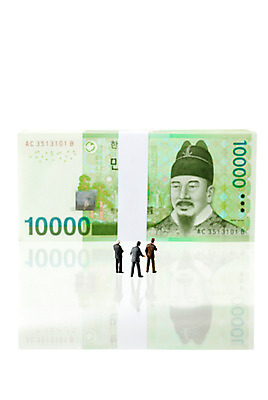 포토 JPG 스튜디오촬영 컨셉 지폐 돈 비즈니스 사람없음 금융 경제 미니어처 비즈니스맨 만원 사람인형 국내포토 남자 인형 실내 모형 직장인 재산 파일형식