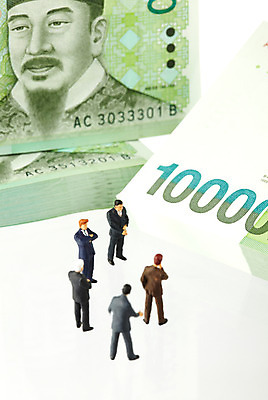 포토 JPG 스튜디오촬영 컨셉 지폐 돈 비즈니스 사람없음 금융 경제 미니어처 비즈니스맨 만원 사람인형 국내포토 남자 인형 실내 모형 직장인 재산 파일형식