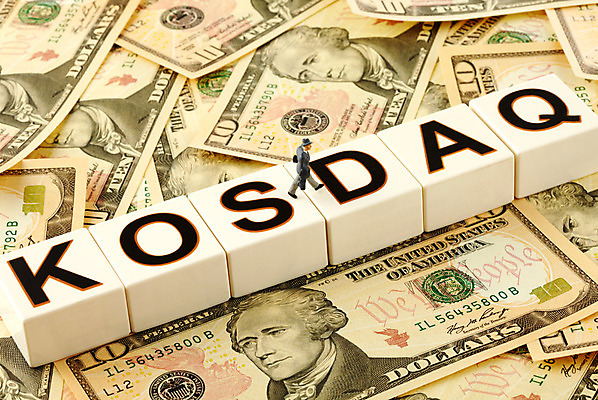 포토 JPG 스튜디오촬영 컨셉 지폐 돈 비즈니스 사람없음 금융 경제 미니어처 비즈니스맨 증권 주식 사람인형 증시 코스닥 국내포토 남자 인형 실내 모형 직장인 재산 파일형식