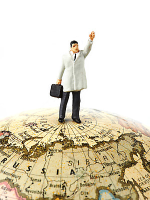포토 JPG 스튜디오촬영 지구 컨셉 비즈니스 사람없음 경제 글로벌 지구본 미니어처 비즈니스맨 출장 사람인형 국내포토 남자 인형 실내 모형 직장인 파일형식