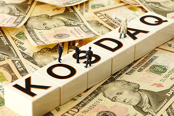 포토 JPG 스튜디오촬영 컨셉 지폐 돈 비즈니스 사람없음 금융 경제 미니어처 비즈니스맨 증권 주식 사람인형 증시 코스닥 국내포토 남자 인형 실내 모형 직장인 재산 파일형식