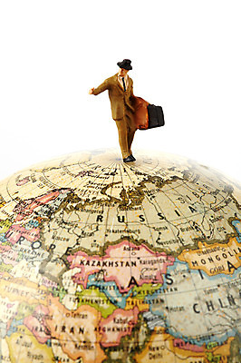 포토 JPG 스튜디오촬영 지구 컨셉 비즈니스 사람없음 경제 글로벌 지구본 미니어처 비즈니스맨 출장 사람인형 국내포토 남자 인형 실내 모형 직장인 파일형식