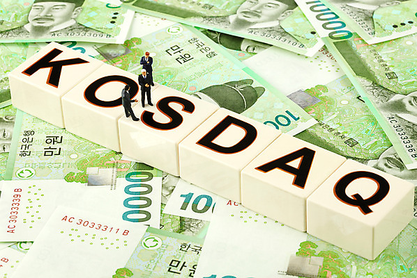 포토 JPG 스튜디오촬영 컨셉 지폐 돈 비즈니스 사람없음 금융 경제 미니어처 비즈니스맨 증권 만원 주식 사람인형 증시 코스닥 국내포토 남자 인형 실내 모형 직장인 재산 파일형식