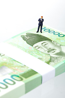 포토 JPG 스튜디오촬영 컨셉 지폐 돈 비즈니스 사람없음 금융 경제 미니어처 비즈니스맨 만원 사람인형 국내포토 남자 인형 실내 모형 직장인 재산 파일형식