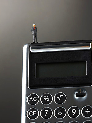 포토 JPG 스튜디오촬영 컨셉 비즈니스 사람없음 금융 경제 미니어처 전자계산기 계산기 비즈니스맨 사람인형 회계 국내포토 남자 인형 문구용품 실내 모형 장비 직장인 파일형식