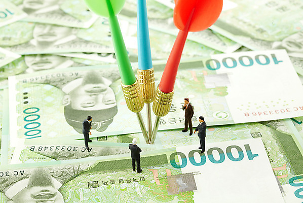 포토 JPG 스튜디오촬영 컨셉 지폐 돈 비즈니스 사람없음 금융 경제 놀이용품 미니어처 비즈니스맨 만원 다트 사람인형 국내포토 남자 인형 실내 모형 게임 직장인 재산 오브젝트 파일형식