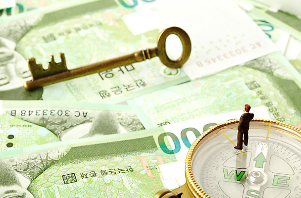 포토 JPG 스튜디오촬영 컨셉 지폐 돈 비즈니스 열쇠 사람없음 금융 경제 미니어처 비즈니스맨 만원 나침반 사람인형 국내포토 남자 인형 실내 모형 직장인 재산 파일형식