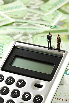 포토 JPG 스튜디오촬영 컨셉 지폐 돈 비즈니스 사람없음 금융 경제 사무용품 미니어처 전자계산기 계산기 비즈니스맨 만원 사람인형 회계 국내포토 남자 인형 문구용품 실내 모형 장비 직장인 재산 파일형식