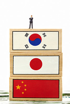 포토 JPG 스튜디오촬영 컨셉 지폐 돈 비즈니스 한국 누끼 사람없음 금융 경제 글로벌 일본 중국 미니어처 비즈니스맨 만원 국기 태극기 사람인형 일장기 국내포토 남자 아시아 인형 실내 모형 직장인 재산 파일형식