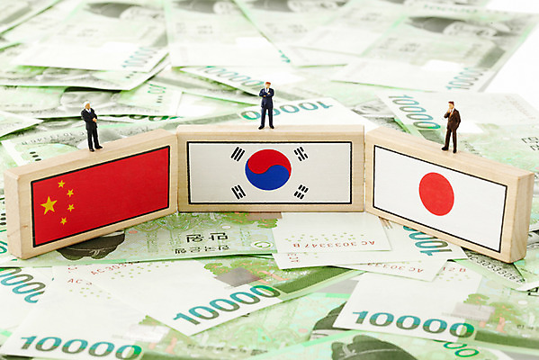 포토 JPG 스튜디오촬영 컨셉 지폐 돈 비즈니스 한국 사람없음 금융 경제 글로벌 일본 중국 미니어처 비즈니스맨 만원 국기 태극기 사람인형 일장기 국내포토 남자 아시아 인형 실내 모형 직장인 재산 파일형식