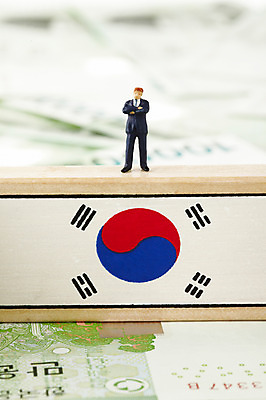 포토 JPG 스튜디오촬영 컨셉 지폐 돈 비즈니스 한국 사람없음 금융 경제 글로벌 미니어처 비즈니스맨 만원 국기 태극기 사람인형 국내포토 남자 아시아 인형 실내 모형 직장인 재산 파일형식