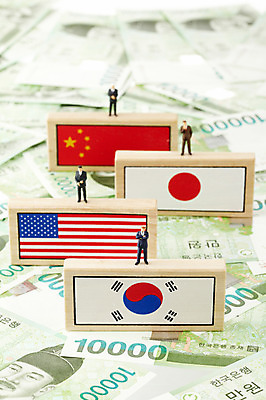 포토 JPG 스튜디오촬영 컨셉 지폐 돈 비즈니스 한국 사람없음 금융 경제 글로벌 일본 미국 중국 미니어처 비즈니스맨 만원 국기 태극기 사람인형 일장기 국내포토 남자 아시아 인형 북아메리카 실내 모형 직장인 재산 파일형식