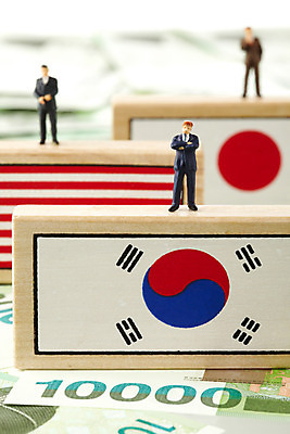 포토 JPG 스튜디오촬영 컨셉 지폐 돈 비즈니스 한국 사람없음 금융 경제 글로벌 일본 미니어처 비즈니스맨 만원 국기 태극기 지구촌 사람인형 일장기 국내포토 남자 아시아 인형 실내 모형 직장인 재산 파일형식