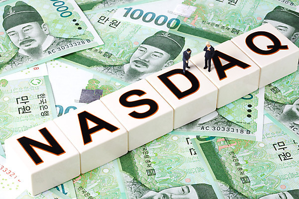 포토 JPG 스튜디오촬영 컨셉 지폐 돈 비즈니스 사람없음 금융 경제 미니어처 비즈니스맨 증권 만원 주식 사람인형 증시 나스닥 국내포토 남자 인형 실내 모형 직장인 재산 파일형식