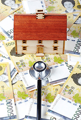 포토 JPG 스튜디오촬영 시설물 건축물 건축 산업 컨셉 지폐 돈 청진기 부동산 주택 실내 사람없음 건물 경제 모형 미니어처 부동산매매 오만원 부동산거래 집매매 임대 전세 국내포토 의료기기 내부 재산 파일형식