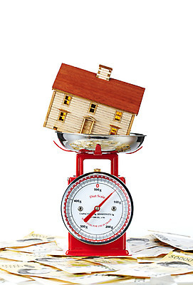 포토 JPG 스튜디오촬영 시설물 건축물 건축 산업 컨셉 지폐 돈 부동산 주택 실내 저울 사람없음 건물 경제 모형 미니어처 부동산매매 오만원 부동산거래 집매매 임대 전세 국내포토 내부 재산 파일형식