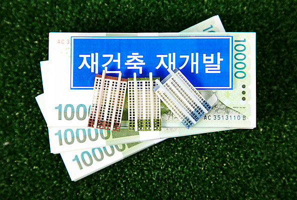 포토 JPG 스튜디오촬영 시설물 건축물 건축 산업 컨셉 지폐 돈 부동산 주택 실내 사람없음 건물 경제 모형 미니어처 만원 부동산매매 부동산거래 집매매 재개발 재건축 국내포토 내부 재산 파일형식