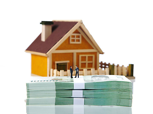 포토 JPG 스튜디오촬영 시설물 건축물 건축 산업 컨셉 지폐 돈 부동산 주택 실내 누끼 사람없음 건물 경제 모형 미니어처 만원 돈다발 부동산매매 사람인형 부동산거래 집매매 임대 전세 국내포토 인형 내부 재산 파일형식