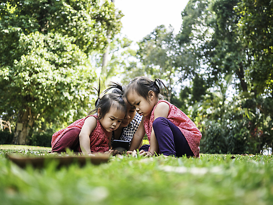 포토 JPG 해외이미지 백인 1 라이프스타일 공원 여자 교육 행복 얼굴 어린이 가족 자연 탁자 엄마 건강 사랑 한명 사람 앉기 동양인 야외 초록색 스마트폰 핸드폰 표현 작음 쇼핑몰 좋음 해외202009 해외포토 서양인 공공시설 감정 컬러 가구 컨셉 관계 모션 인종 생활 신체부위 전자제품 스마트기기 크기 생태계 파일형식