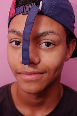 포토 JPG 해외이미지 1 옷 남자 얼굴 한명 사람 10대 세로 청춘 도시 시원함 고립 캡모자 스타일 해외202009 해외포토 모자_잡화 컨셉 청소년 신체부위 파일형식