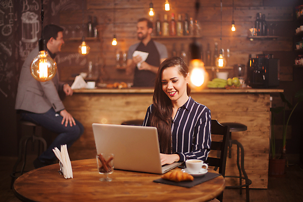 포토 JPG 해외이미지 여자 남자 커피 비즈니스 실내 서기 앉기 상반신 성인 앞모습 옆모습 세명 노트북 카페 프리랜서 성인만 해외202009 해외포토 직업 음료 뷰포인트 모션 사람 내부 전자제품 상점 파일형식