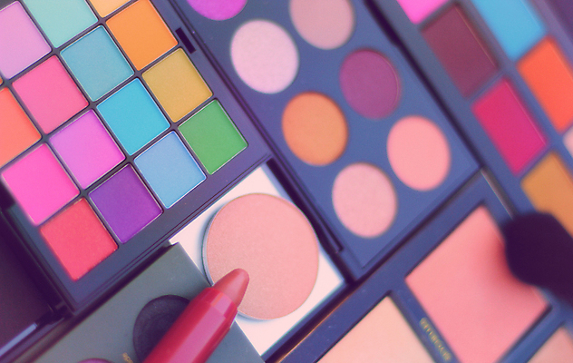 포토 JPG 해외이미지 실내 사람없음 립스틱 화장용품 아이섀도 섀도우팔레트 해외202009 해외포토 내부 화장품 미용용품 파일형식