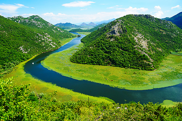 포토 JPG 해외이미지 나무 식물 공원 유럽 호수 여행 곡선 자연 하늘 산 숙이기 풍경 사람없음 초록색 물 여름 파란색 강 반사 숲 지중해 피라미드 장면 내추럴 몬테네그로 발칸반도 전국 해외202009 해외포토 자연요소 건축물 계절 공공시설 나라 선 바다 컬러 포즈 생태계 랜드마크 파일형식