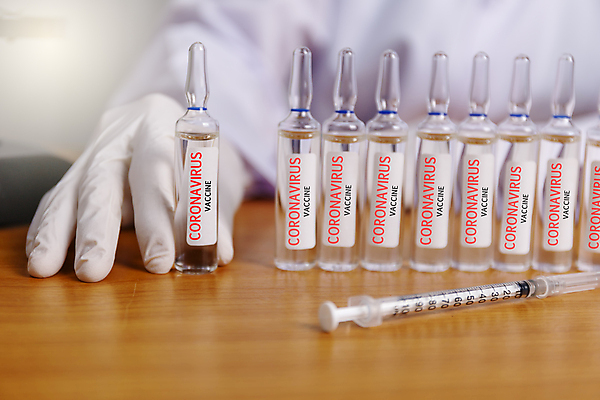 포토 JPG 해외이미지 주사기 한명 상반신 성인 앞모습 약 의사 잡기 주사약 백신 성인한명만 코로나바이러스 해외202009 델타변이바이러스 해외포토 1 뷰포인트 의학 의료기기 모션 사람 의료진 바이러스 성인만 파일형식