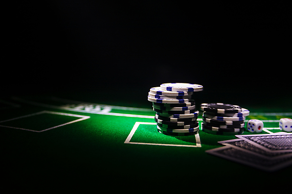 포토 JPG 해외이미지 백그라운드 돈 모션 놀이 탁자 성공 거리 사람없음 빨간색 초록색 검은색 게임 우승 바퀴 신용카드 행운 재산 황금 도박 위험 유혹 카지노 사인 주사위 기회 포커 룰렛 잭 중독 곤봉 라스베가스 승자 플레이어 해외202009 해외포토 스포츠용품 컬러 가구 컨셉 금융 최고 트럼프 파일형식