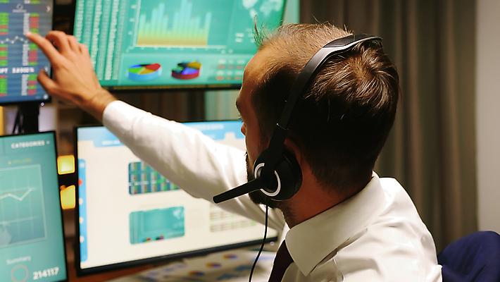 포토 JPG 해외이미지 백인 남자 그래프 실내 한명 상반신 성인 옆모습 컴퓨터 사무실 모니터 헤드폰 가리킴 업무 비즈니스맨 주식 성인남자한명만 해외202009 해외포토 서양인 1 뷰포인트 음향기기 비즈니스 사람 손짓 내부 금융 전자제품 작업 직장인 남자한명만 성인남자만 파일형식