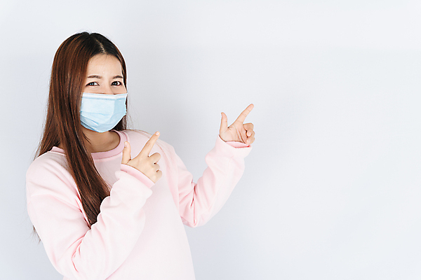 포토 JPG 해외이미지 여자 백그라운드 마스크 한명 서기 웃음 사람 동양인 손짓 상반신 성인 옆모습 가리킴 흰배경 성인여자한명만 코로나바이러스 포스트코로나 해외202009 델타변이바이러스 위드코로나 해외포토 1 뷰포인트 모션 표정 인종 흰색 바이러스 사회이슈 여자한명만 성인여자만 파일형식