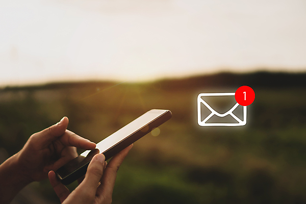 포토 JPG 해외이미지 아이콘 손 디자인 백그라운드 컨셉 인터넷 비즈니스 통신 모바일 봉투 새로움 사람 사람없음 스마트폰 핸드폰 사무실 디지털 스크린 웹 터치 타이핑 네트워크 메시지 이메일 어플리케이션 연결 편지 전화기 고객 스마트 온라인 뉴스레터 문자메시지 소셜 스팸 터치스크린 셀룰러 해외202009 해외포토 템플릿 신체부위 전자제품 스마트기기 파일형식