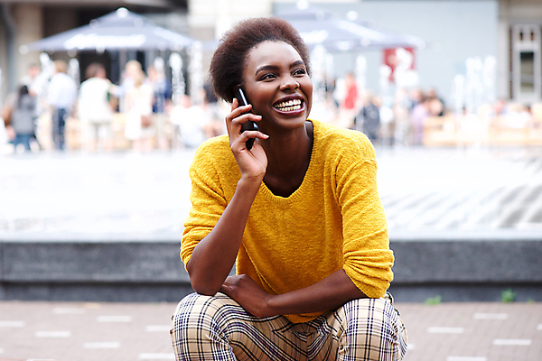 포토 JPG 해외이미지 모델 1 라이프스타일 손 응시 여자 행복 백그라운드 모바일 거리 대화 한명 사람 앉기 성인 야외 스마트폰 유행 우주 검은색 기쁨 듣기 잡기 도시 전화기 스마트 스타일 해외202009 해외포토 시선 감정 컬러 컨셉 모션 말하기 생활 신체부위 핸드폰 스마트기기 파일형식