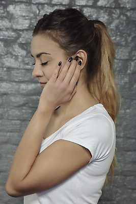 포토 JPG 해외이미지 서양인 여자 실내 한명 사람 상반신 성인 옆모습 눈감음 고통 질병 귀 성인여자한명만 해외202009 해외포토 외국인 1 감정 뷰포인트 의학 모션 내부 신체부위 여자한명만 성인여자만 파일형식