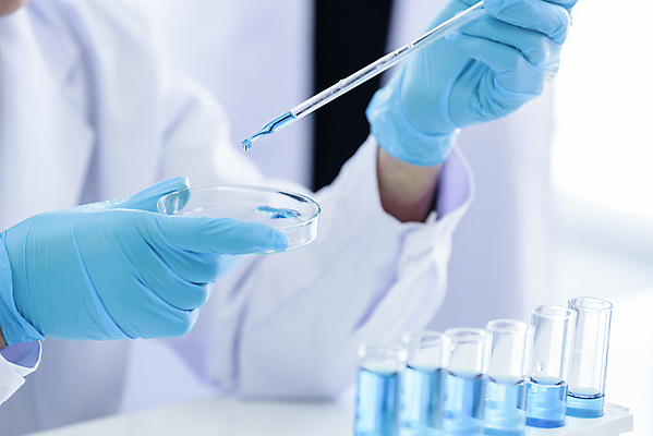 포토 JPG 해외이미지 손 실험기구 들기 동양인 신체부위 신약개발 해외202009 해외포토 과학 모션 사람 인종 개발 파일형식 신약_의학