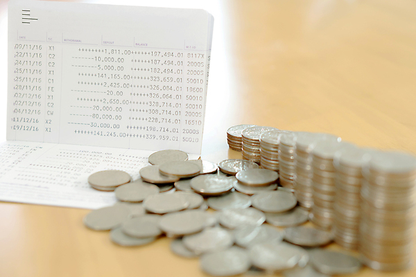 포토 JPG 해외이미지 돈 비즈니스 사람없음 책 가로 금융 빛 숫자 쌓기 동전 저축 계산 재산 문서 투자 만들기 결제 우표 점검 빚 해외202009 해외포토 문자 모션 경제 파일형식