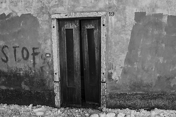 포토 JPG 해외이미지 외관 유럽 벽 여행 건축양식 표면 추상 출입구 주택 프레임 실내 사람없음 야외 건물 목재 장식 문 환경 검은색 페인트 이탈리아 수확 골동품 흰색 도시 시간 오픈 구멍 균열 위험 입장 부식 시작 복고 잠금 스크래치 나쁜 그런지 옛날 파케트 해외202009 해외포토 나무 건축물 건축 나라 컬러 컨셉 무늬 농업 재료 모션 내부 보안 파일형식