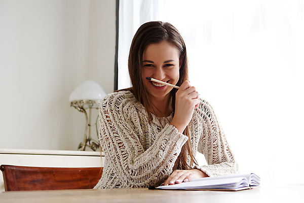 포토 JPG 해외이미지 백인 모델 1 학생 라이프스타일 응시 여자 행복 얼굴 백그라운드 탁자 휴식 주택 한명 웃음 사람 성인 책 연필 펜 유행 우주 다이어리 흰색 기록 업무 잡지 시원함 책상 대학교 긍정 해외202009 해외포토 서양인 시선 감정 컬러 가구 컨셉 학교 학용품 표정 건물 생활 신체부위 간행물 필기구 사무용품 작업 파일형식