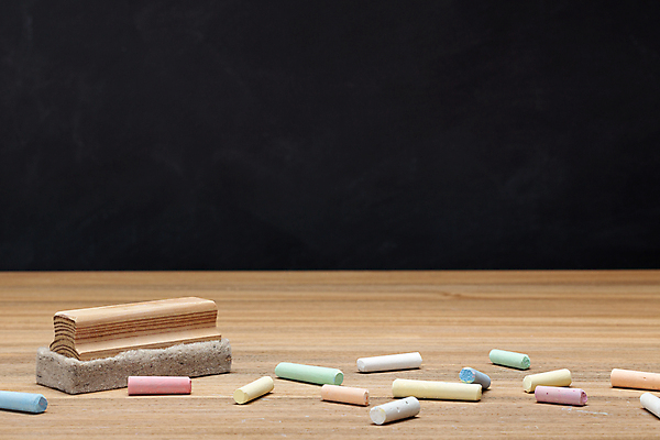 포토 JPG 해외이미지 학생 교육 백그라운드 컨셉 교실 학교 탁자 수업 초등학교 창조 사람없음 목재 학습 스터디 펜 교사 칠판 페인트 수확 가르침 그리기 낙서 책상 오브젝트 신학기 그림 지우개 분필 대학교 복고 초보 카피스페이스 해외202009 해외포토 나무 직업 가구 농업 재료 모션 학용품 필기구 공백 초크 파일형식