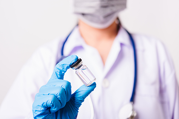 포토 JPG 해외이미지 손 여자 청진기 건강 병원 한명 동양인 상반신 성인 앞모습 의사 잡기 주사약 백신 성인여자한명만 코로나바이러스 해외202009 델타변이바이러스 해외포토 1 뷰포인트 의학 의료기기 모션 사람 인종 신체부위 약 의료진 바이러스 여자한명만 성인여자만 파일형식