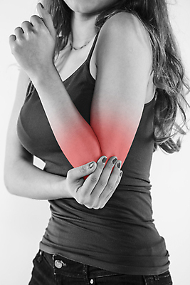 포토 JPG 해외이미지 흑백 실내 한명 상반신 성인 옆모습 고통 잡기 관절염 팔꿈치 성인여자한명만 해외202009 해외포토 1 감정 뷰포인트 모션 촬영기법 사람 내부 신체부위 질병 팔 여자한명만 성인여자만 파일형식