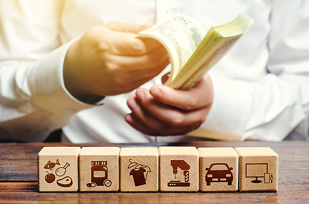 포토 JPG 해외이미지 손 남자 와이셔츠 비즈니스 한명 들기 상반신 성인 여러개 돈다발 상품 세기 성인남자한명만 나무블록 해외202009 해외포토 1 다수 셔츠 돈 모션 사람 목재 신체부위 블록 남자한명만 성인남자만 파일형식