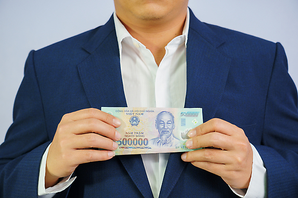 포토 JPG 해외이미지 손 디자인 아시아 종이 여행 백그라운드 지폐 돈 비즈니스 동양인 정장 사람없음 금융 경제 파란색 쪽지 잡기 시장 재산 가격 심볼 사인 투자 베트남 동쪽 계산서 고립 전국 해외202009 해외포토 옷 나라 컬러 모션 인종 신체부위 동남아시아 방향 파일형식