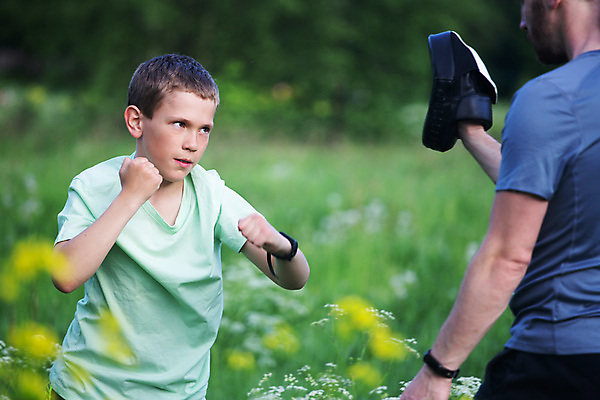 포토 JPG 해외이미지 백인 라이프스타일 공원 남자 아들 어린이 스포츠 운동화 이동 가족 자연 함께함 건강 사람 소년 야외 두명 운동복 상자 운동 힘 주먹 권투 육아 가르침 아빠 보호 숲 싸움 돌봄 통일 해외202009 해외포토 서양인 옷 공공시설 교육 신발 컨셉 관계 모션 생활 격투기 생태계 파일형식