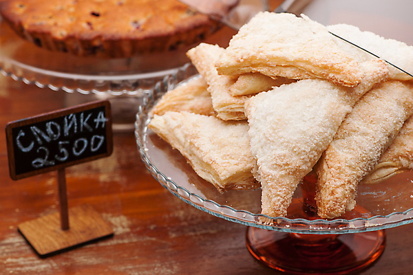 포토 JPG 해외이미지 접시 음식 백그라운드 유리 디저트 사람없음 목재 갈색 쿠키 케이크 꽃병 빵집 흰색 달콤 맛 설탕 굽기 먹기 흙더미 제비 페스츄리 맛있는 해외202009 해외포토 나무 식기 꽃 빵 컬러 컨셉 재료 모션 재질 조류 상점 흙 구이 파일형식 더미