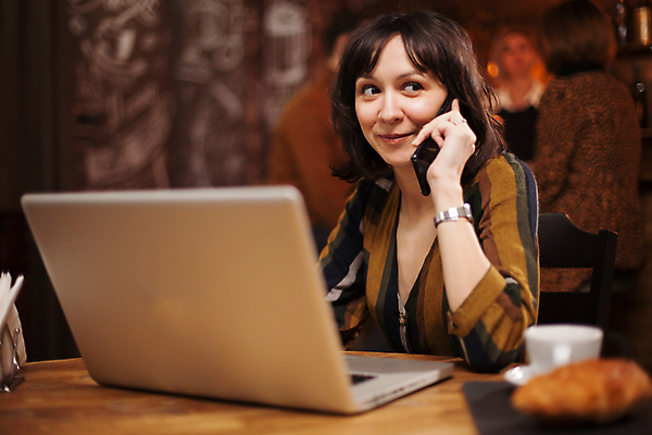 포토 JPG 해외이미지 여자 비즈니스 실내 한명 들기 앉기 상반신 성인 앞모습 노트북 스마트폰 카페 통화 프리랜서 성인여자한명만 해외202009 해외포토 직업 1 뷰포인트 모션 사람 내부 전자제품 핸드폰 스마트기기 상점 여자한명만 성인여자만 파일형식