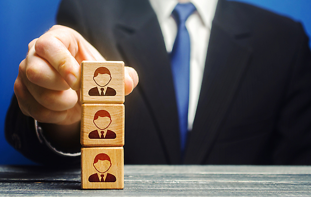 포토 JPG 해외이미지 손 남자 비즈니스 사람모양 한명 정장 상반신 성인 쌓기 세개 성인남자한명만 나무블록 해외202009 해외포토 모양 1 옷 모션 3 사람 목재 신체부위 블록 남자한명만 성인남자만 파일형식